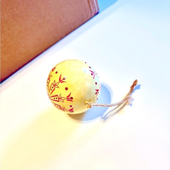 VINTAGE 3” Hand Painted Farmhouse Christmas Tree Ornament - Red & Ivory Cream - Picture 5 of 11